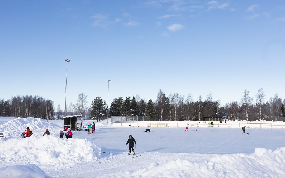 Kirkonkylän jääkentän jäädytystyöt viivästyneet