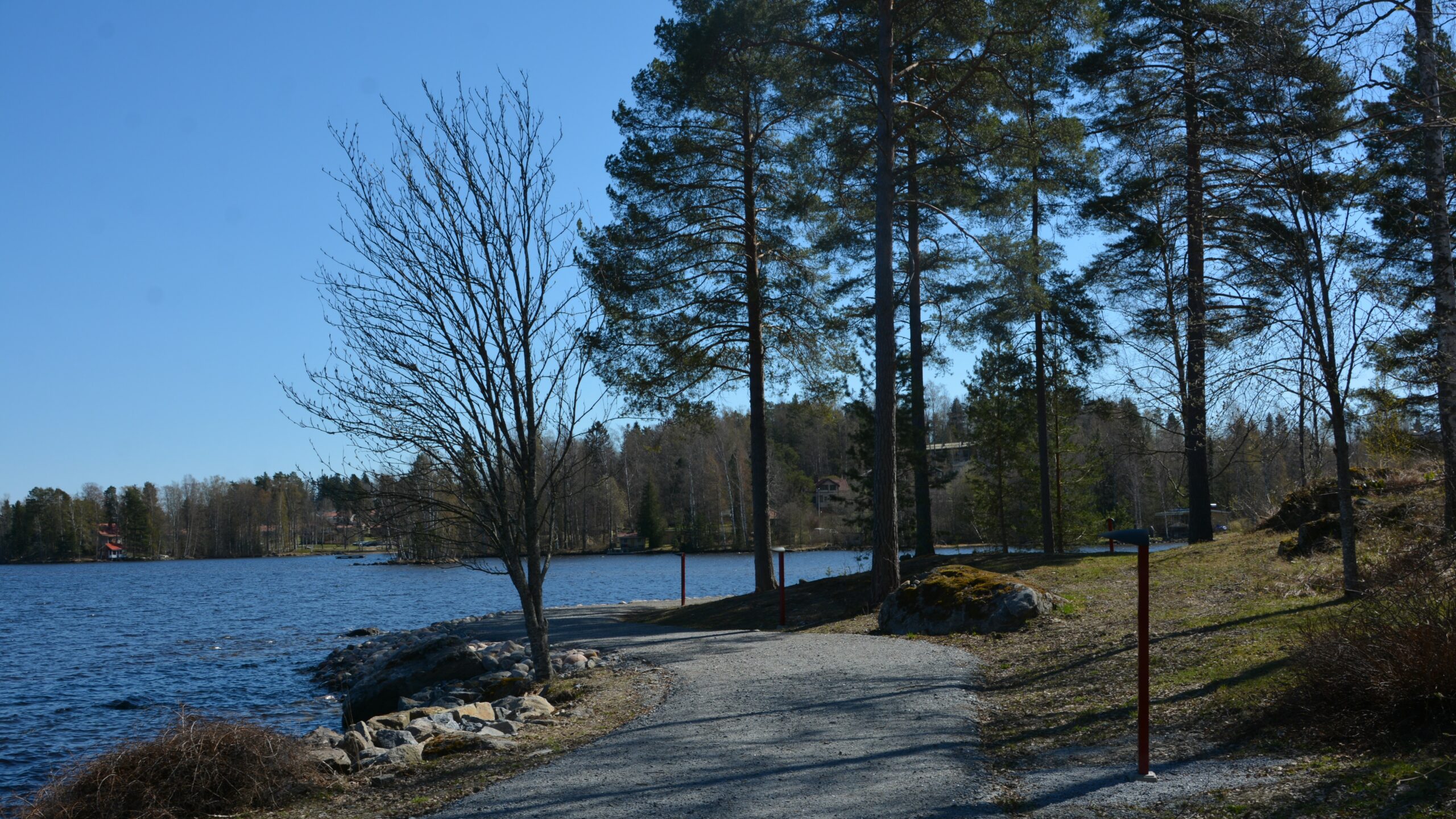 Kävely ja pyöräilytie Pyhäjärven rannalla.